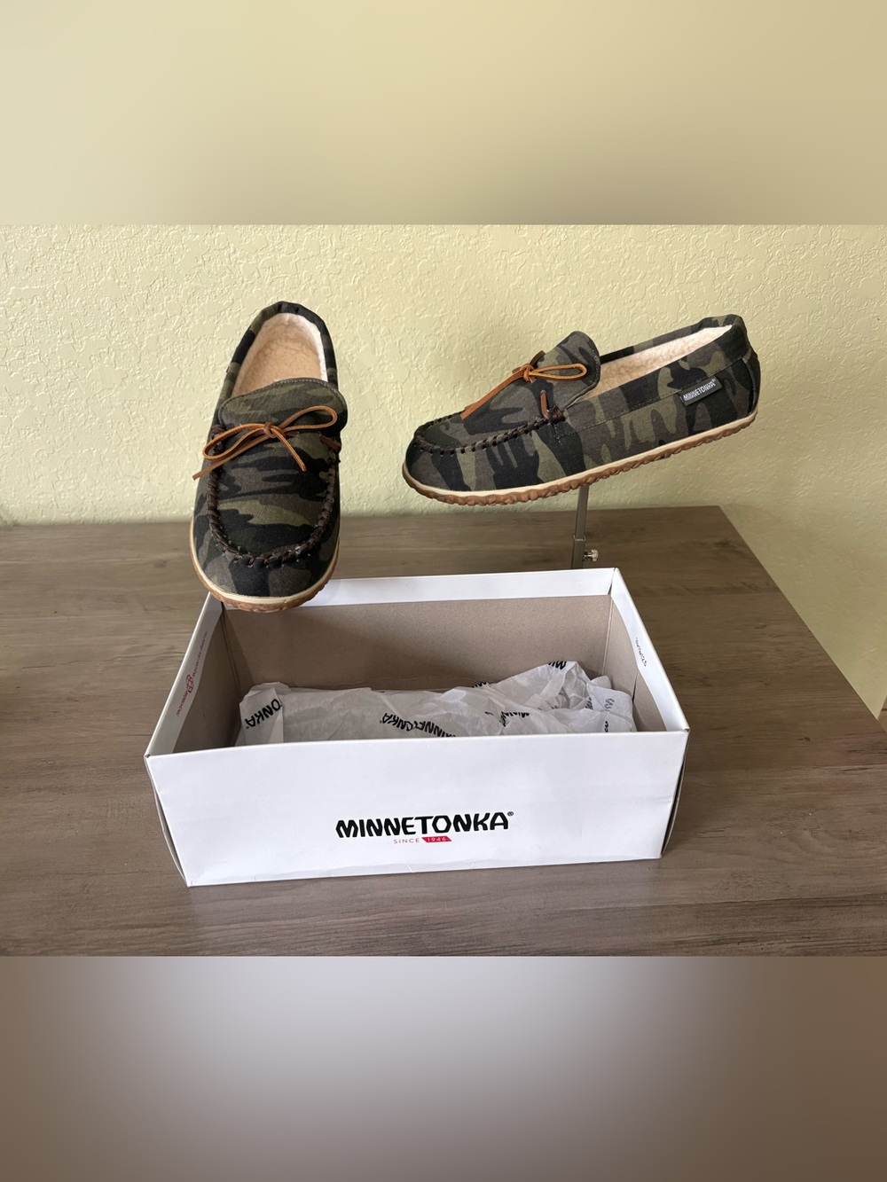 Minnetonka Toms Camo Moccasin Slippers Men’s 12 Fleece Lined NIB
